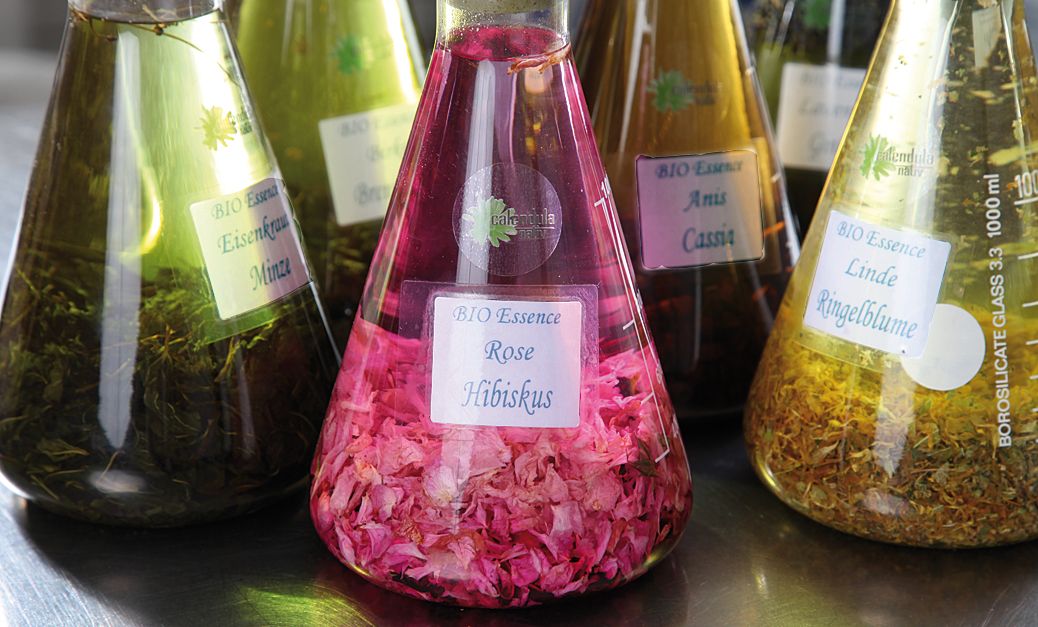 Glaskolben mit Bio-Essenzen aus Rose, Hibiskus, Minze und Ringelblume