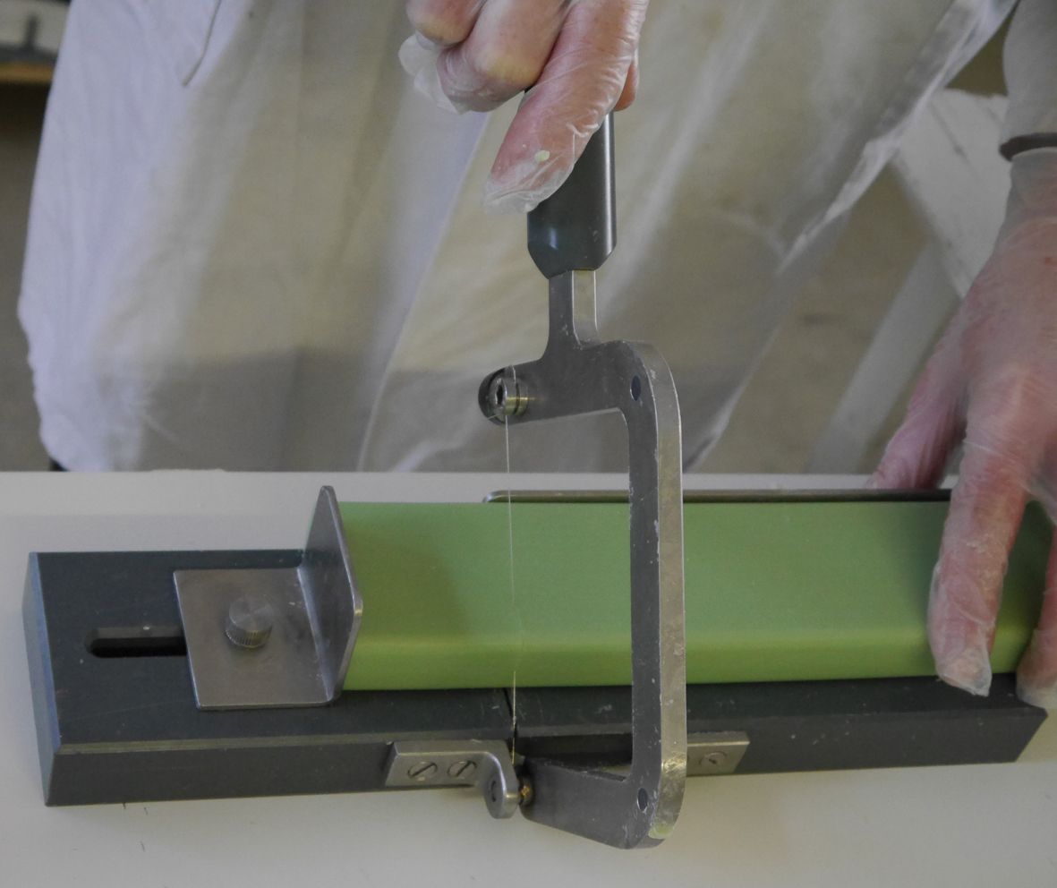 Jedes Stück von Hand geschnitten