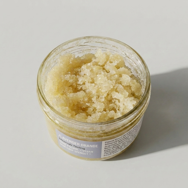 Veganes Körperpeeling mit Lavendel-Orangen-Duft und Atlantik Meersalz – palmölfreie Naturkosmetik HOPERY